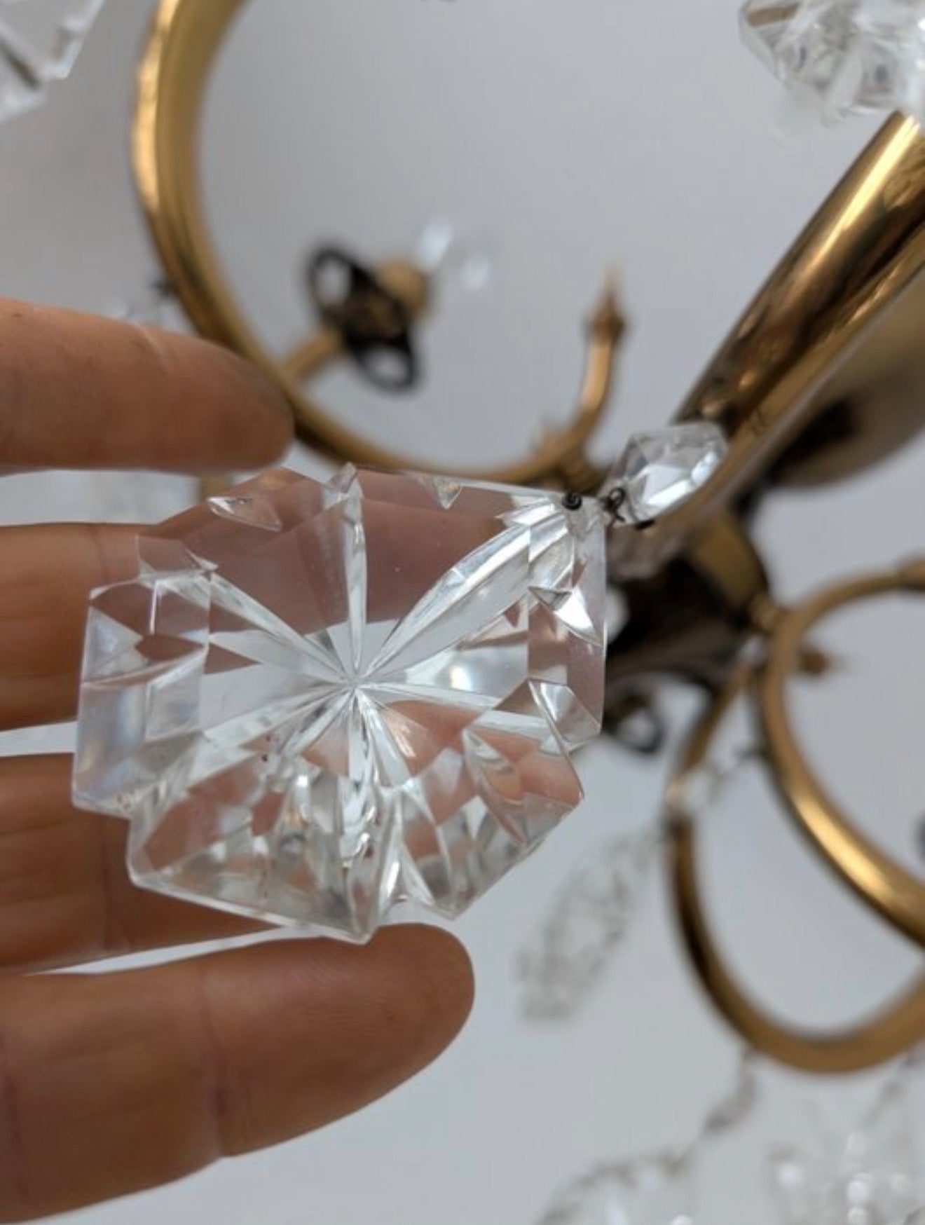 Lámpara araña italiana de latón y cristal · vintage (años 50)