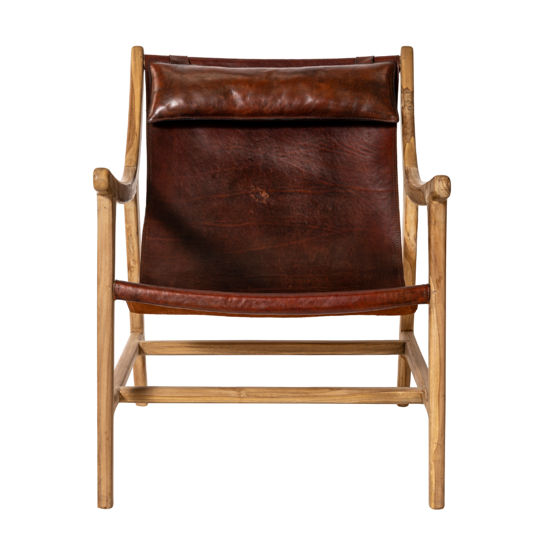 Sillón de madera con asiento y respaldo de cuero
