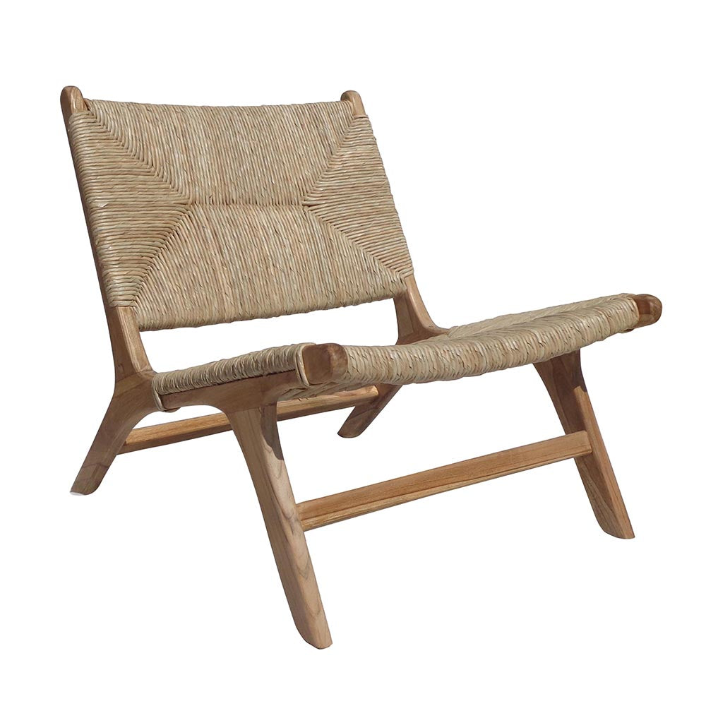 Sillón de madera con fibra natural trenzada
